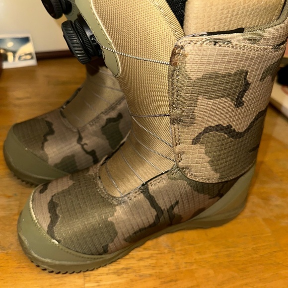 Burton Camouflage Snow Boots for Men - Picture 8 of 9